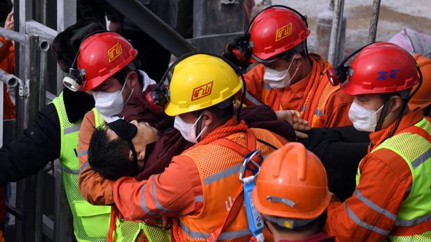 China confirma la muerte de diez mineros atrapados desde hace dos semanas en una mina de oro