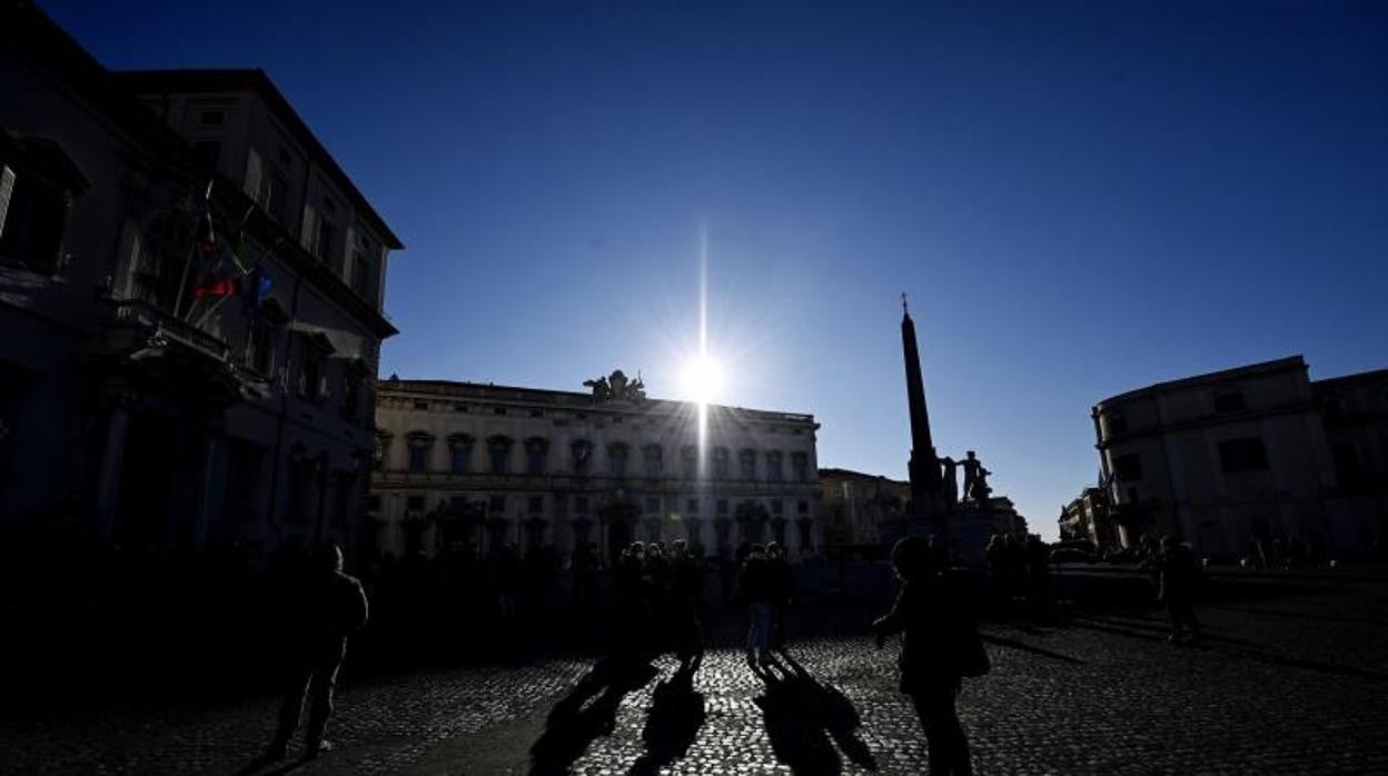 La prensa espera la salida de Conte del Palacio del Quirinal, donde el primer ministro en funciones presentó su dimisión ante el presidente Mattarella