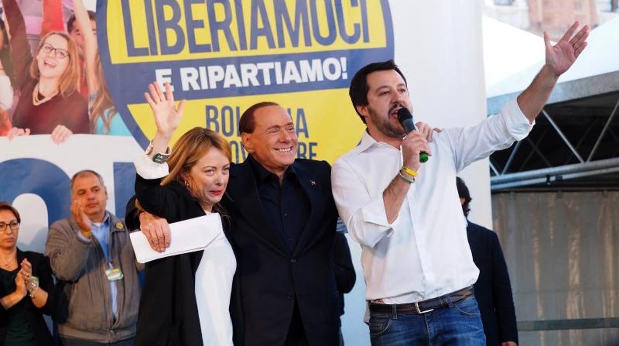 Silvio Berlusconi, flanqueado por Giorgia Meloni y Matteo Salvini, en una imagen de 2015