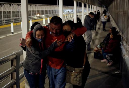 El mexicano Felipe Ortega llora al reencontrarse con su familia después de ser deportado de EE.UU. a México a través de la frontera de El Paso