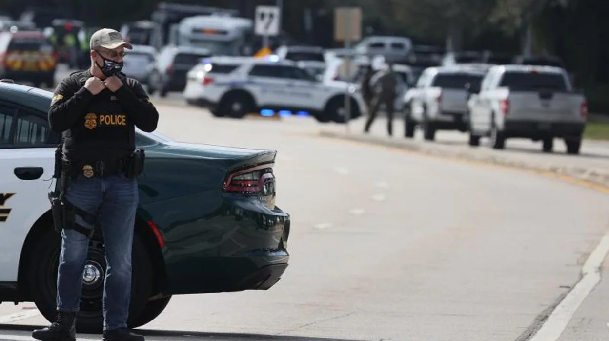 Agentes de diferentes cuerpos policiales acuden al lugar de los hechos tras el tiroteo en Sunrise (Florida)
