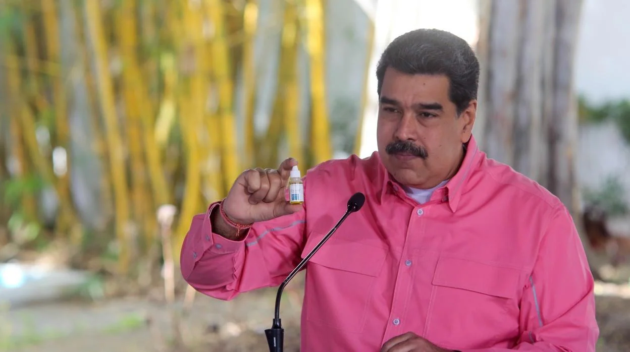 Nicolás Maduro sostiene un frasco con las «gotas milagrosas»