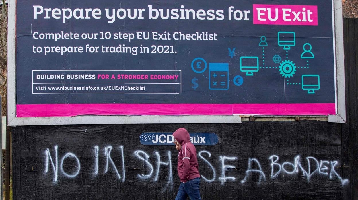 Una pintada pide que no haya frontera marítima en Irlanda, en Belfast