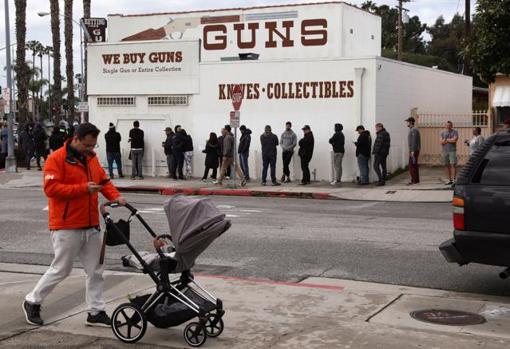 Cola para adquirir armas en una tienda de California