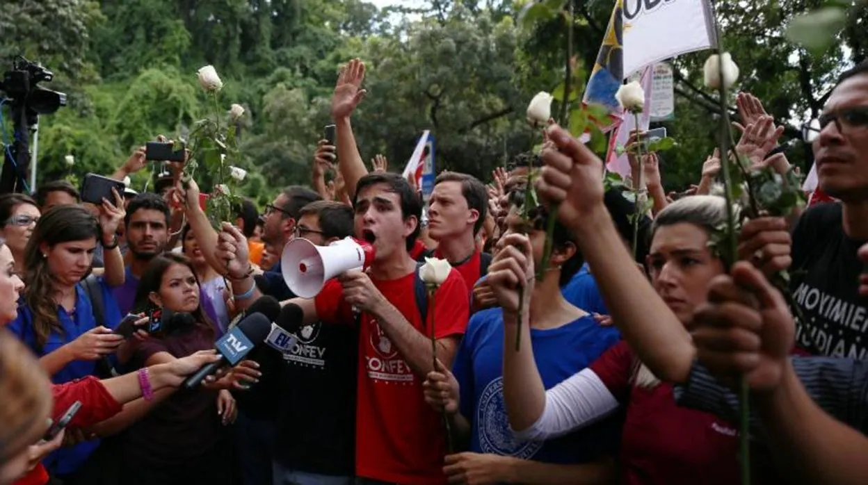 Estudiantes se manifiestan en contra de Maduro durante una manifestación en Caracas