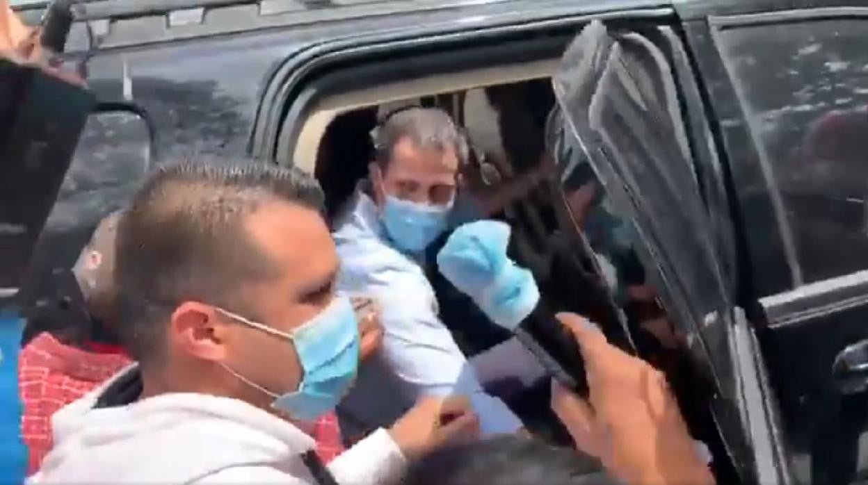 Juan Guaidó se sube a su vehículo tras ser increpado en el acto celebrado en Caracas