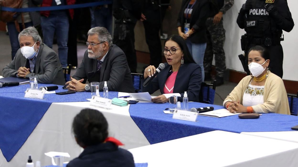 La presidenta del CNE anuncia el recuento de votos en 17 provincias