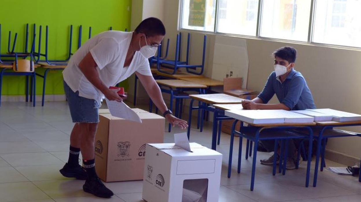 Un hombre vota en un centro electoral en Guayaquil (Ecuador)