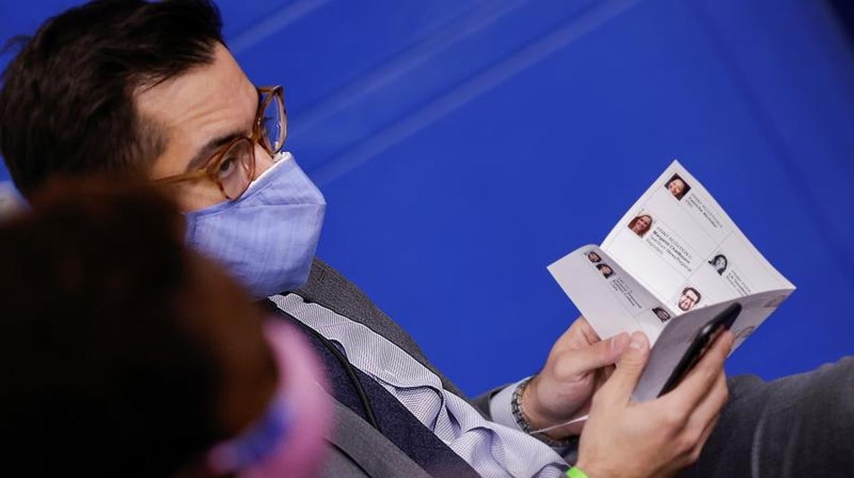 El subjefe de prensa de la Casa Blanca, T. J. Ducklo, con un papel con nombres y fotografías de periodistas