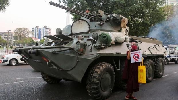 Tensión en Myanmar: el ejército despliega vehículos blindados frente a miles de manifestantes