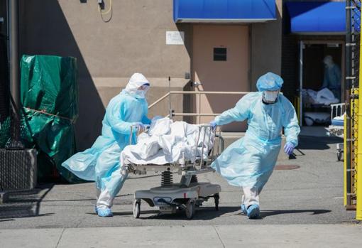 Traslado de cadáveres a un camión refrigerador usada como morgue en Brooklyn (Nueva York) el pasado mes de abril