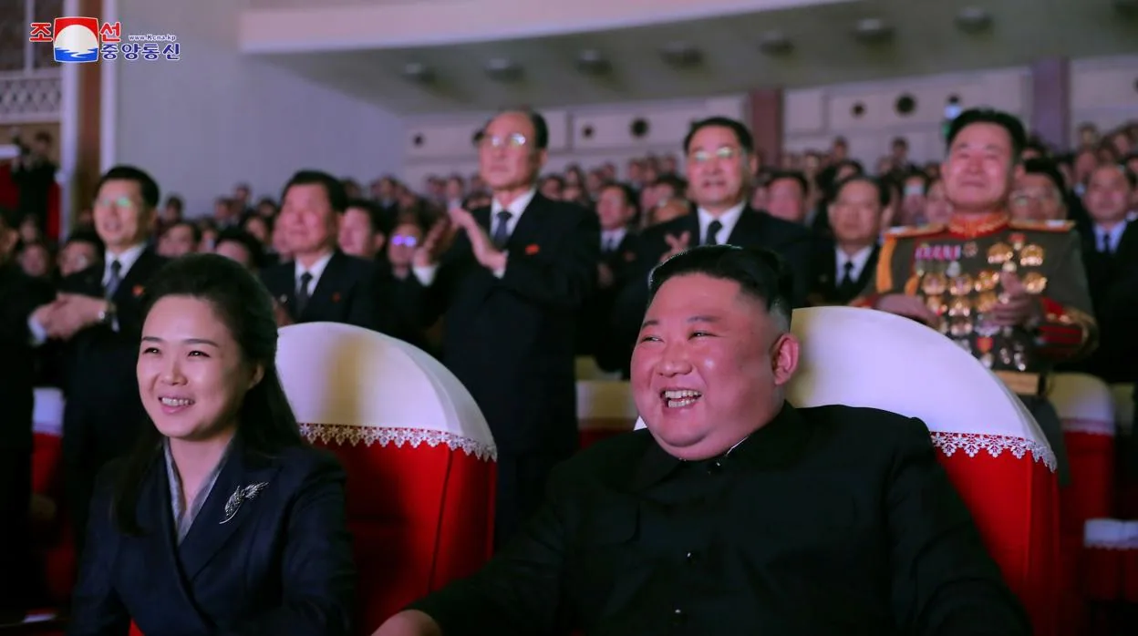 Kim Jong-un y su esposa asisten a un concierto para conmemorar el cumpleaños del difunto líder Kim Jong Il