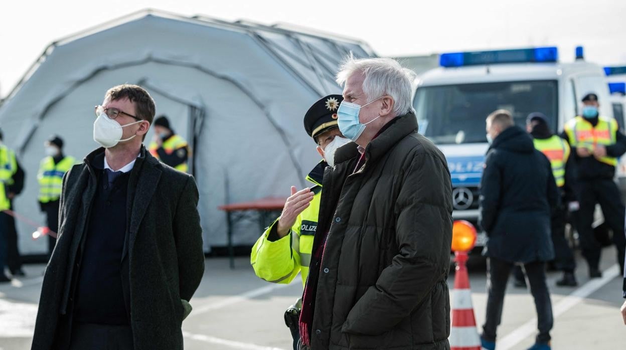 El ministro del Interior alemán, Hosrt Seehofer, junto al del Estado de Sajonia, Roland Woeller, este jueves en Britenau