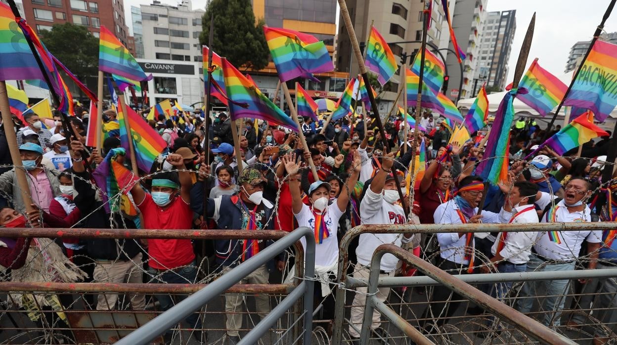 Simpatizantes de Yaku Pérez, ante la sede del CNE