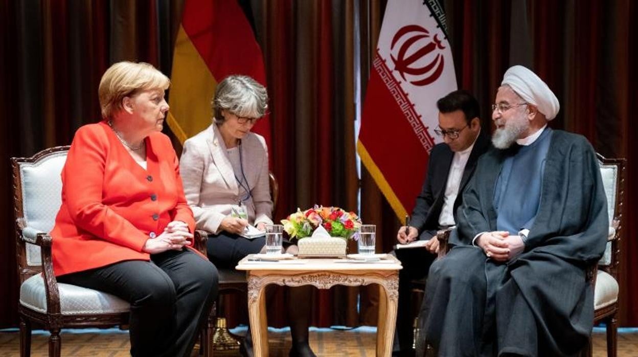 Merkel pide una solución diplomática para salvar el acuerdo nuclear de Irán