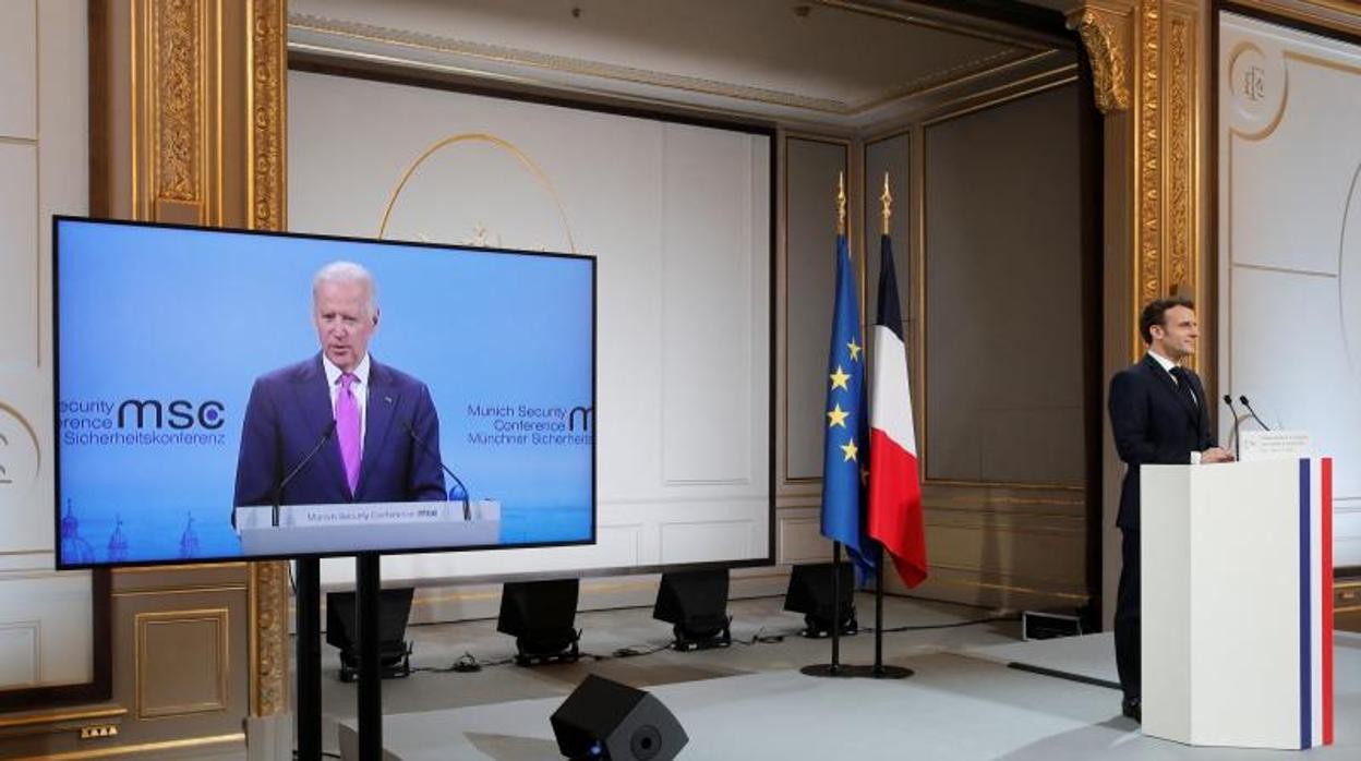 Joe Biden participa desde la Casa Blanca en la Conferencia de Múnich, mientras Emmanuel Macron lo hace desde el palacio del Elíseo