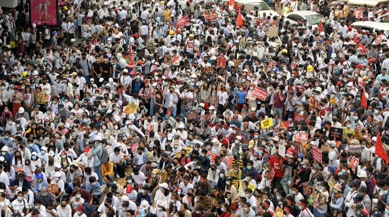 Manifestantes se concentran para protestar contra el golpe militar en Yangon, Myanmar, el 22 de febrero de 2021