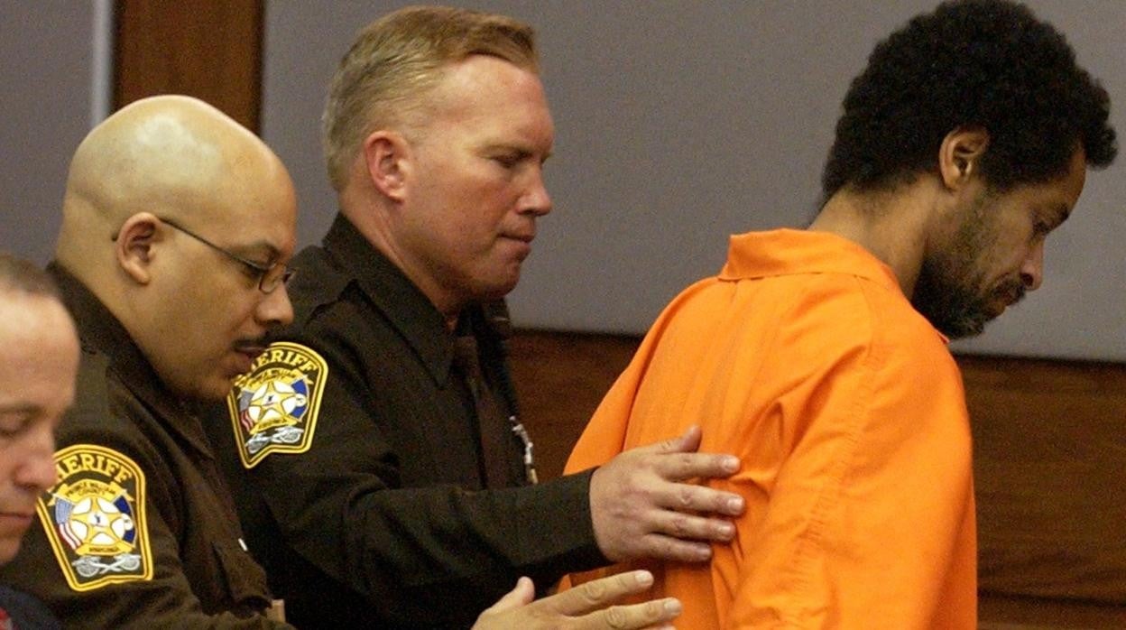 Un grupo de policías acompañan a un preso condenado a muerte