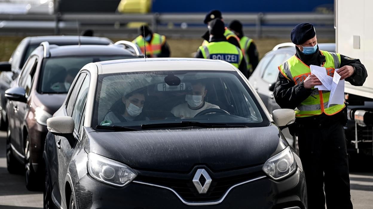 La canciller alemana Angela Merkel asiste a un diálogo virtual con expertos en educación virtual
