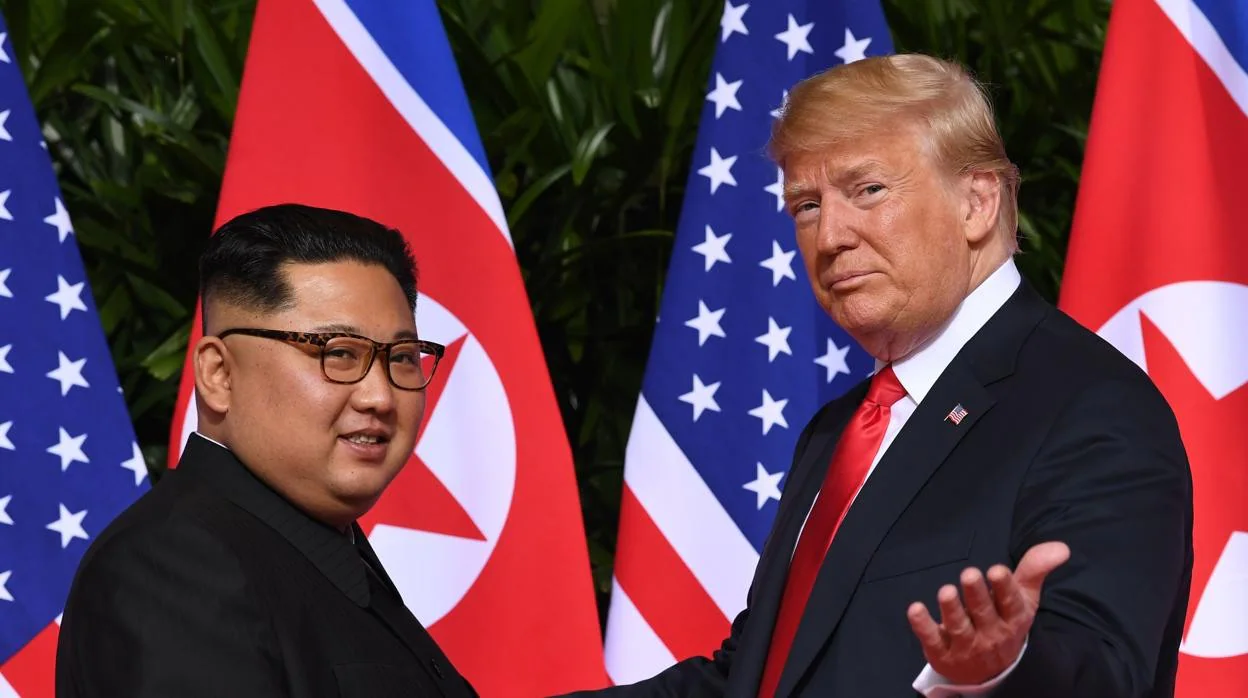 Kim Jong-un y Donald Trump se saludan a su llegada a la cumbre de Hánoi