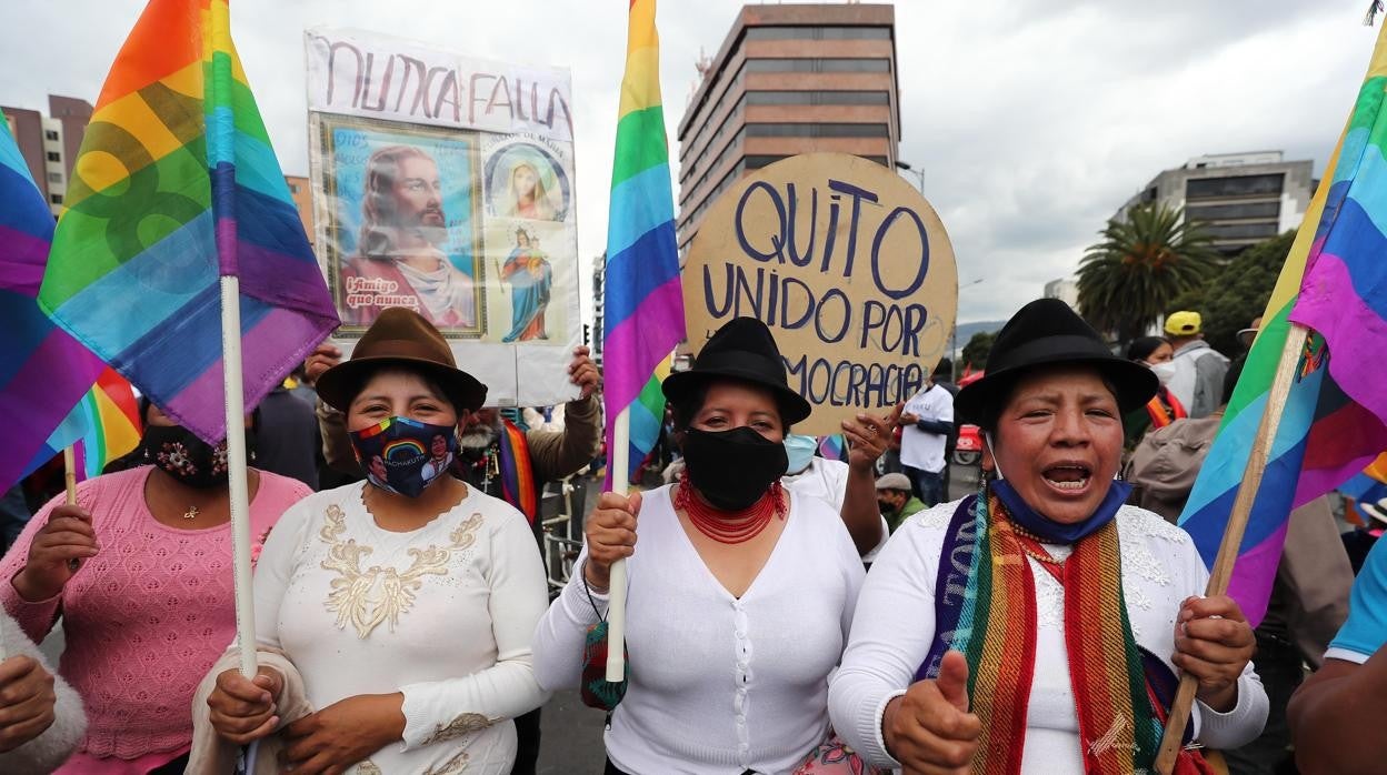 Indígenas y simpatizantes del candidato Yaku Pérez protestan contra un supuesto fraude en la primera vuelta de las elecciones presidenciales hoy, frente al Consejo Nacional Electoral, en Quito