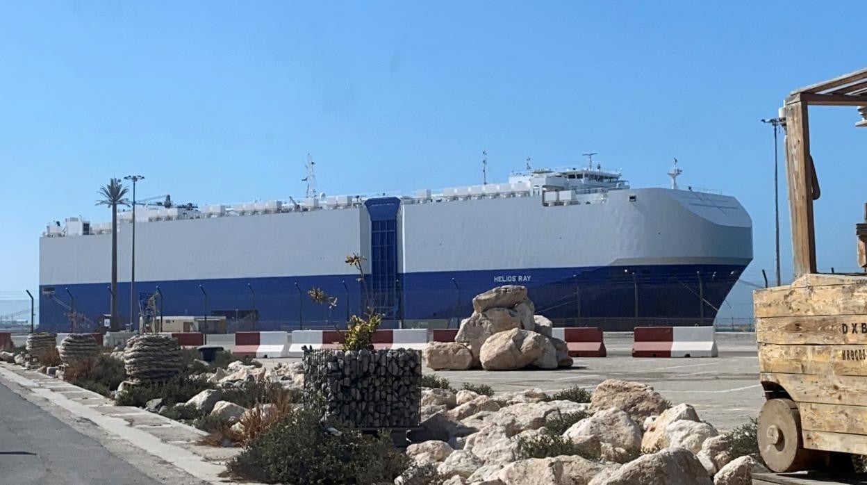 Un barco de propiedad israelí golpeado por una explosión en el Golfo de Omán se ve tras su llegada a un puerto en Dubai