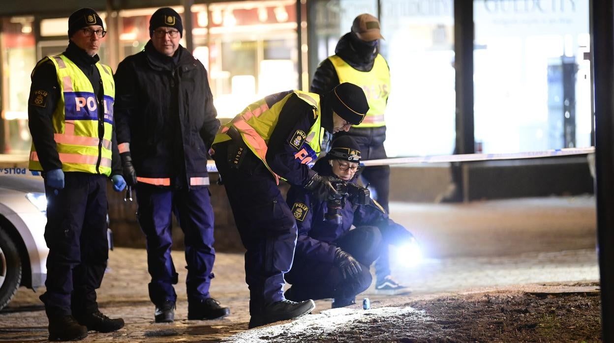 La policía inspecciona el lugar del ataque, Vetlanda