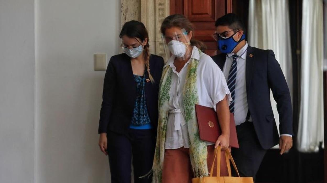 Isabel Brilhante Pedrosa, la embajadora de la UE en Venezuela, abandonando la reunión con el ministro de asuntos exteriores venezolano tras notificarle su expulsión