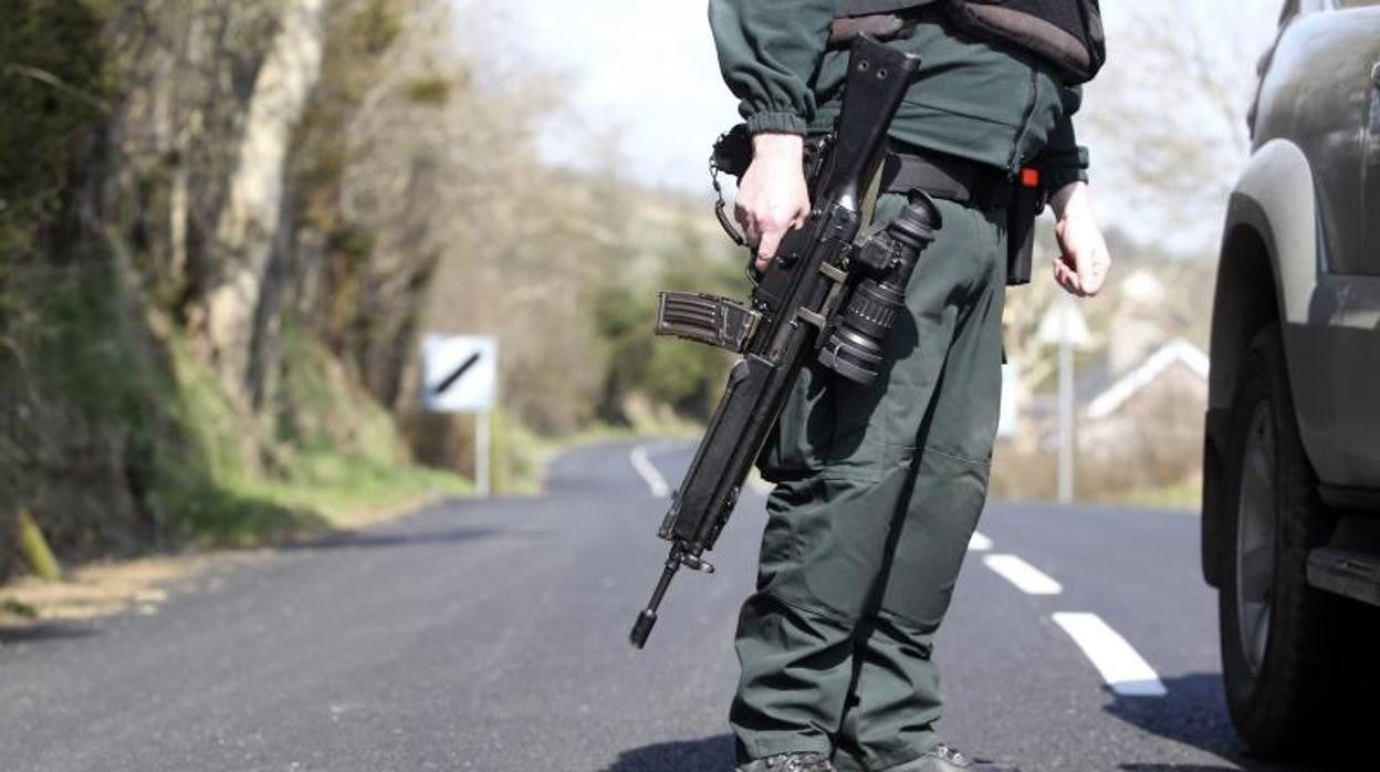 Un agente de la policía norirlandesa inspecciona un vehículo en un puesto de control, en una foto de archivo de 2010