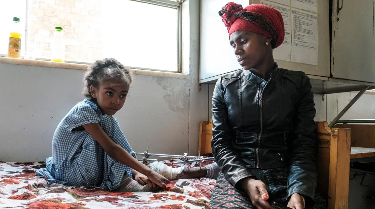 Una mujer y una niña etíopes se recuperan de sus heridas en un hospital de Mekele, la capital de Tigray