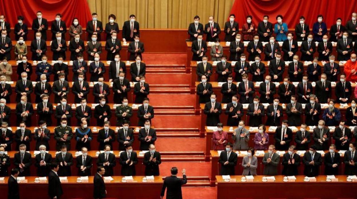 El presidente chino Xi saluda a su llegada a la sesión de apertura de la Conferencia Consultiva Política de China (CPPCC)