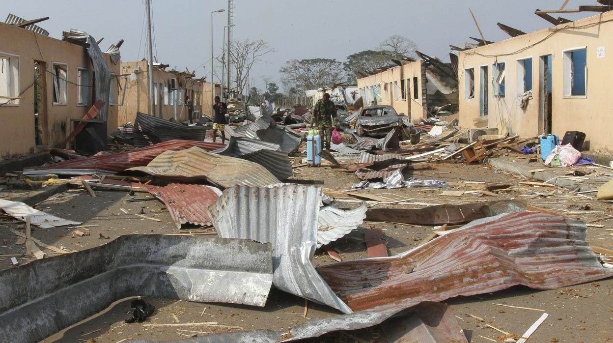 Casas destruidas en Bata después de la explosión del arsenal