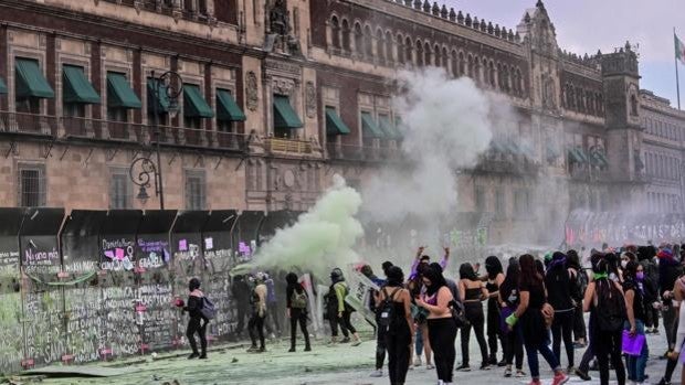 Más de 80 heridos en la marcha del 8-M en México con disturbios frente al Palacio Nacional