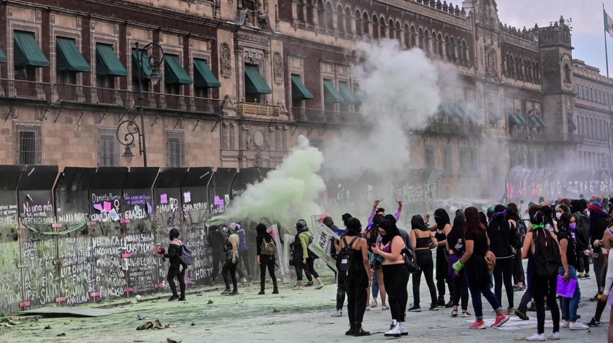 Las mujeres, que protestaban frente al Palacio Nacional, fueron reprimidas con gases