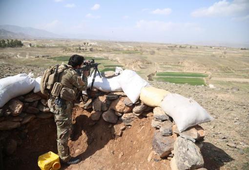 Un soldado afgano monta guardia en una operación contra supuestos milicianos en la provincia de Nangarhar