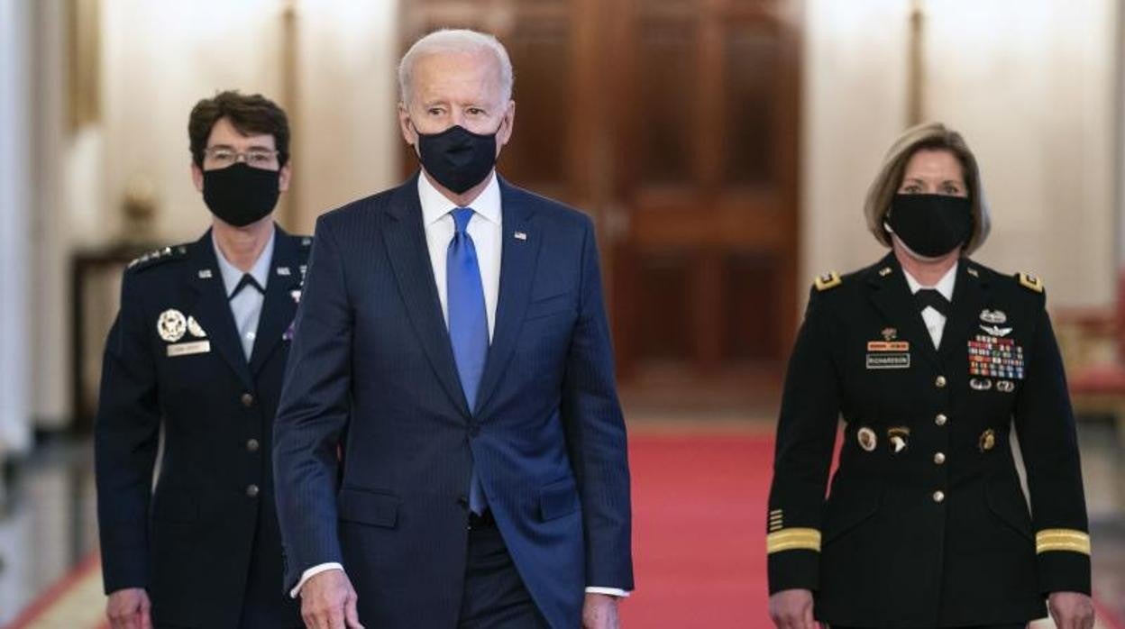 Joe Biden, flanqueado por la general Jacqueline Van Ovost (izquierda) y la teniente general Laura Richardson