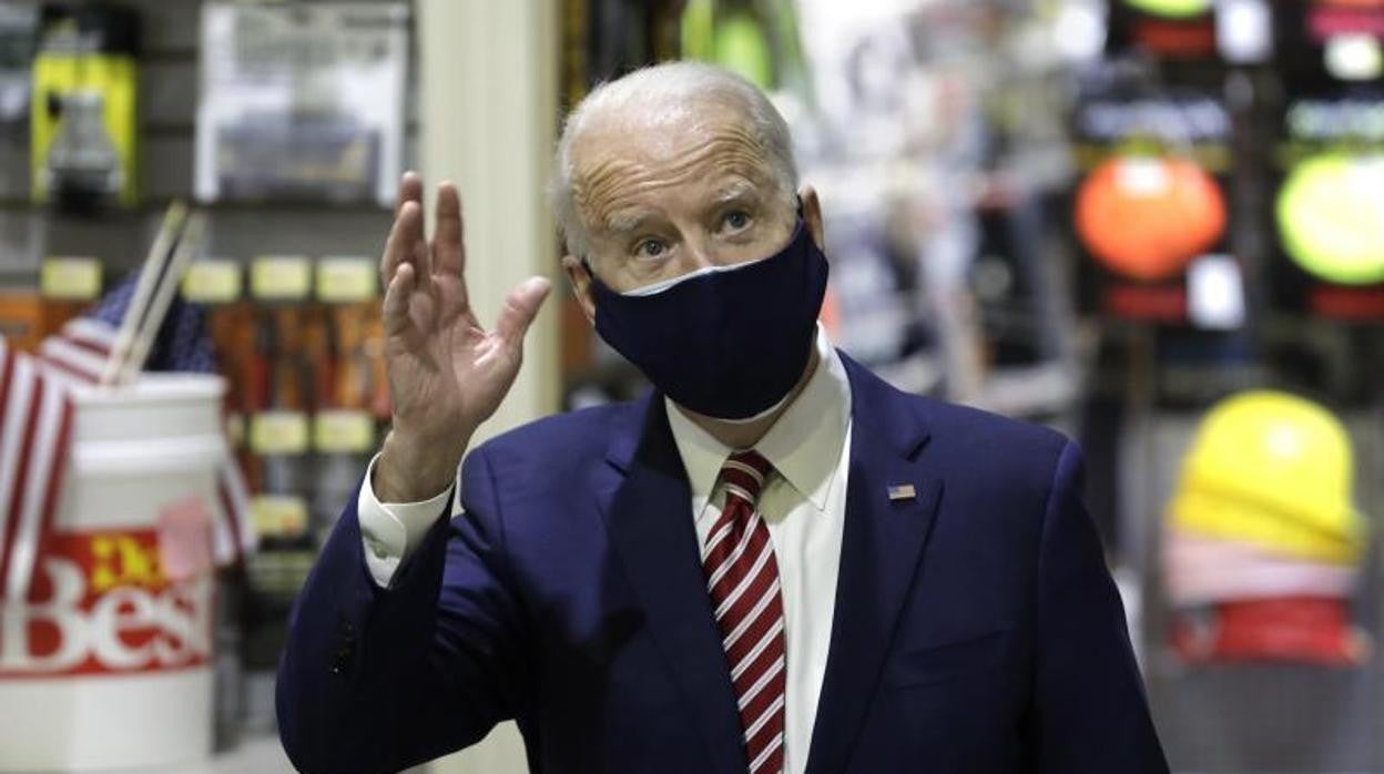 El presidente de EE.UU., Joe Biden, durante su visita a un pequeño negocio de Washington DC la víspera de la aprobación definitiva del paquete de estímulo en la Cámara de Representantes