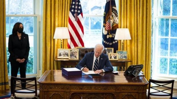 Biden firma el ‘histórico’ paquete de rescate para ‘reconstruir’ EE.UU. tras los estragos del Covid