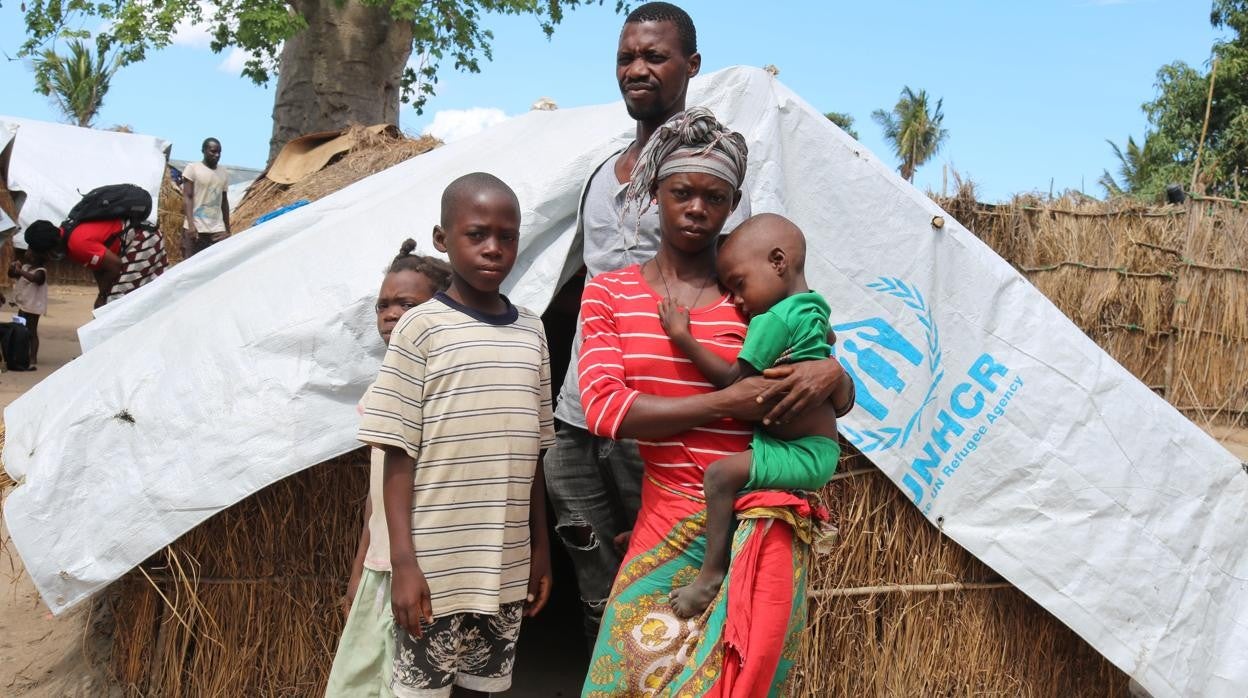 Una familia mozambiqueña en un campo para desplazados en Cabo Delgado