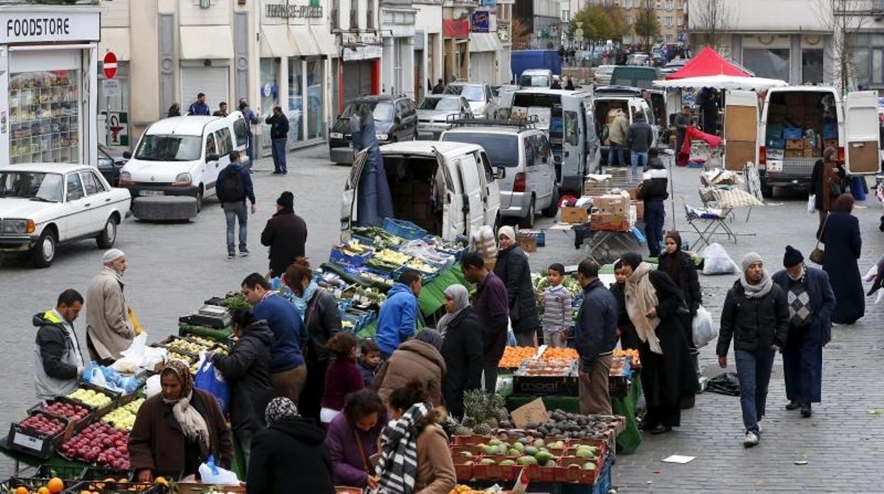 Mercado con inmigrantes en el vecindario de Molenbeek, en Bruselas