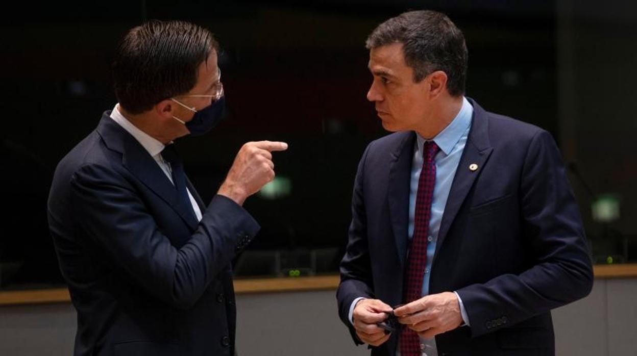 El premier neerlandés, Mark Rutte, junto a su homólogo español Pedro Sánchez, en una cumbre de jefes de gobierno de la UE en plenas negociaciones del fondo pandémico el pasado verano