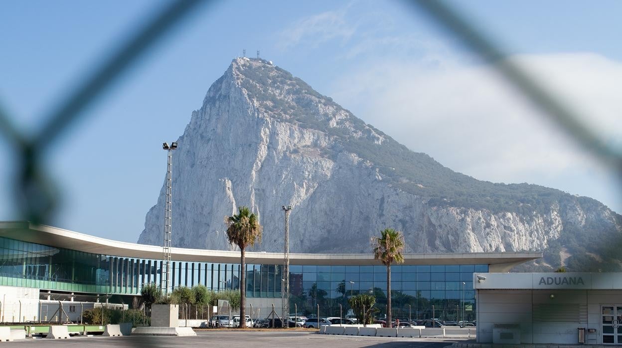 Un policía de Gibraltar, en el aeropuerto junto al peñón