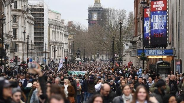 Miles de personas se manifiestan en Londres contra el confinamiento