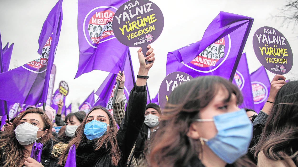 Protesta en Estambul por la decisión de Erdogan