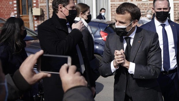 Macron busca votos y apoyos en la derecha tradicional