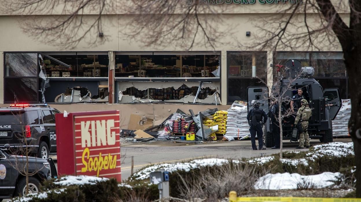 Decenas de policías respondieron al tiroteo en un supermercado de King Soopers, en Colorado