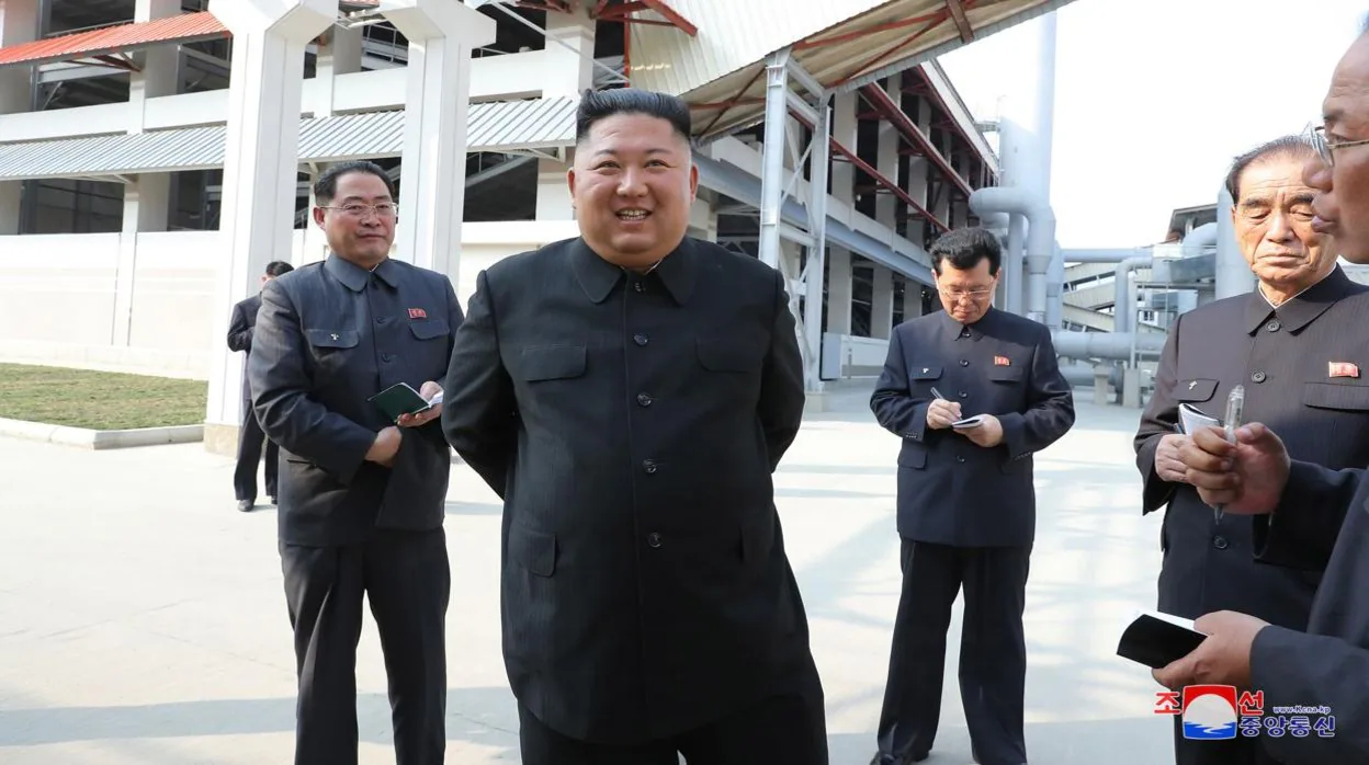 El líder coreano Kim Jong-un asiste a la ceremonia de finalización de una fábrica en Corea del Norte