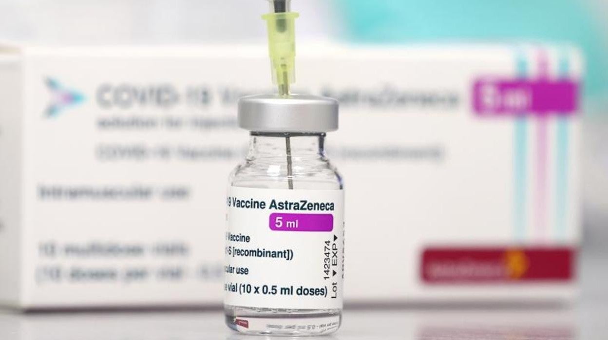 Un vial de la vacuna de AstraZeneca contra el coronavirus