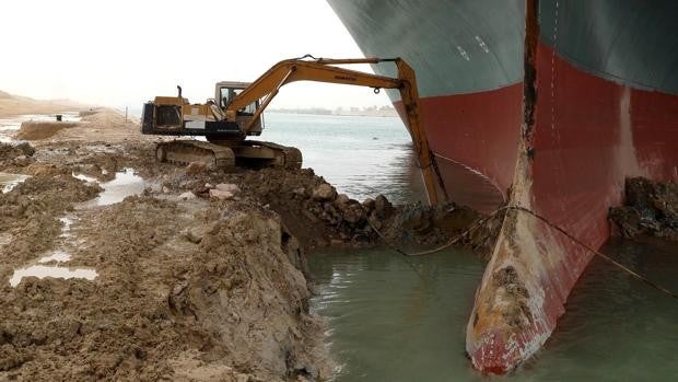 Así están intentando desbloquear el carguero atascado en el Canal de Suez