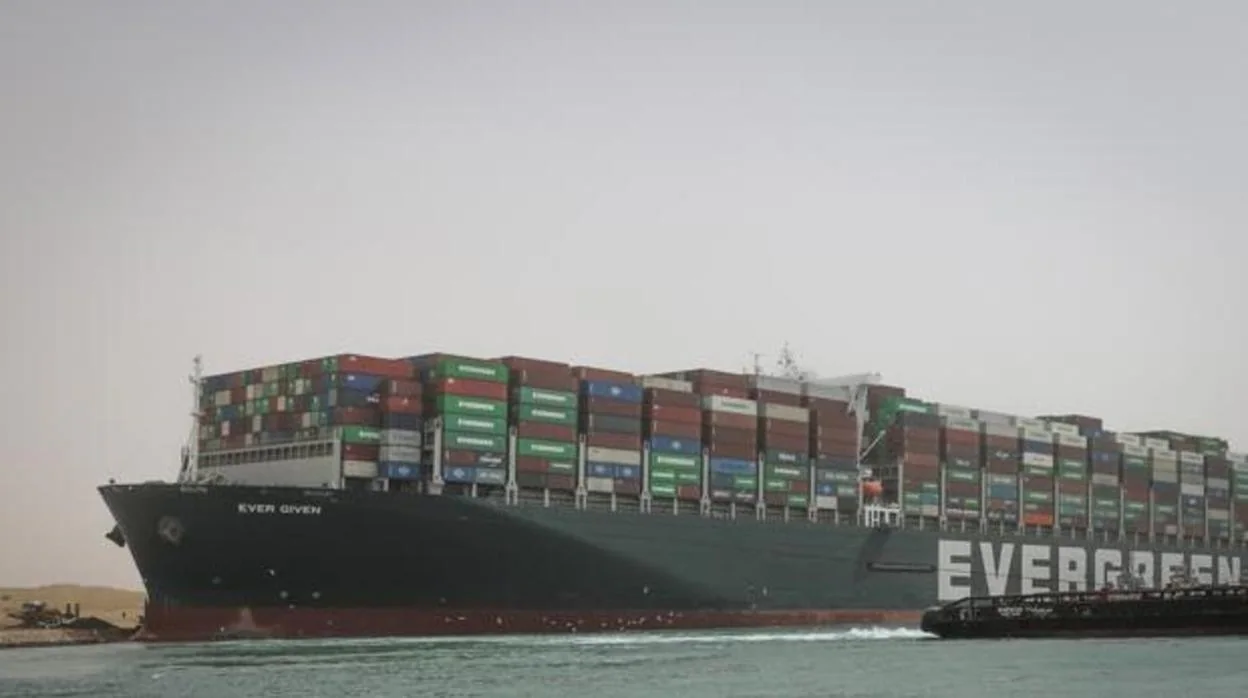 El 'Ever Given' bloqueando el Canal de Suez